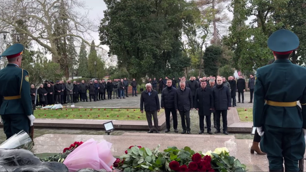 Бадра Гунба почтил память жертв Латской трагедии - Sputnik Абхазия