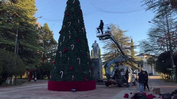 Новогоднюю елку начали украшать в Гудауте - Sputnik Абхазия