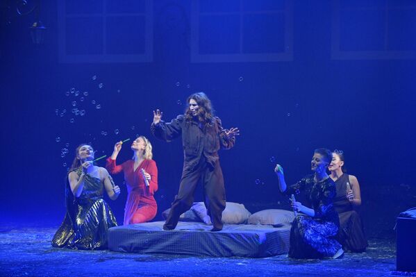 За это время актеры погружались в драматическую биографию Эдит Пиаф - Sputnik Абхазия