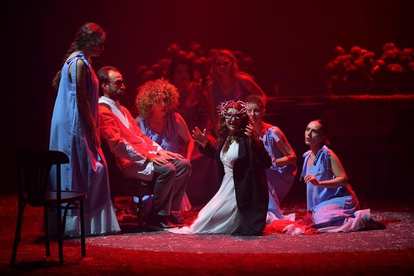 В спектакле Лоида Тыркба живьем исполняет легендарные песни - Sputnik Абхазия