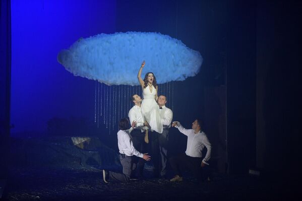 На предпремьерный показ пришло большое количество любителей театра - Sputnik Абхазия