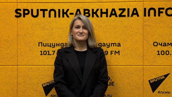 Аԥхьахә Аԥыза қәыԥш аихшьаалақәа ҟаҵахоит: аиҿкааҩцәа иреиуоу лцәажәара - Sputnik Аҧсны