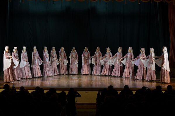 А лирический девичий танец особенно запомнился зрителю.  - Sputnik Абхазия