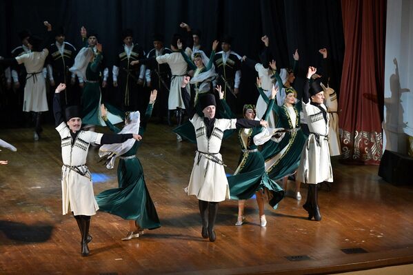 В репертуаре ансамбля – фольклорные обрядовые, ритуальные песни и танцы, а также произведения абхазских композиторов. - Sputnik Абхазия