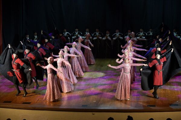 Отчетный концерт Госансамбля песни и танца Абхазии прошел в Госфилармонии.  - Sputnik Абхазия