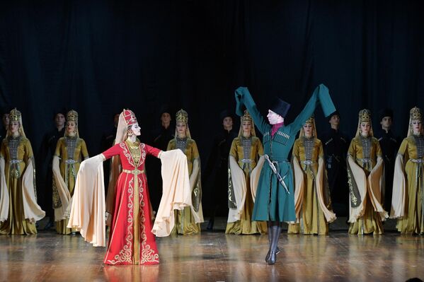 Коллектив побывал во всех уголках бывшего Советского Союза. Гастролировал по многим странам мира – Германии, Чехословакии, Польше, Греции, Турции, Сирии, Франции, Мексике, Аргентине, по странам Африки. Лауреат международных фестивалей. - Sputnik Абхазия