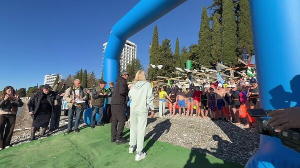 ‍Первый фестиваль по зимнему плаванию Холодный старт начался в Сухуме - Sputnik Абхазия