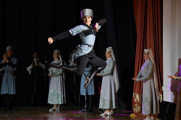 Аҳәынҭқарратә ансамбль ахкынагӡаҩцәа асцена иқәлеит мацәысеимҟьаран. - Sputnik Аҧсны