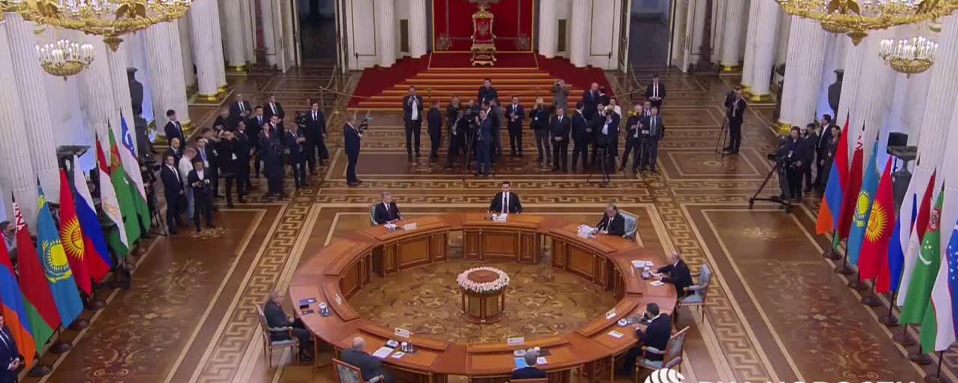 Доля национальных валют по коммерческим сделкам между странами СНГ превышает 96%, сказал Владимир Путин - Sputnik Абхазия, 1920, 22.12.2025