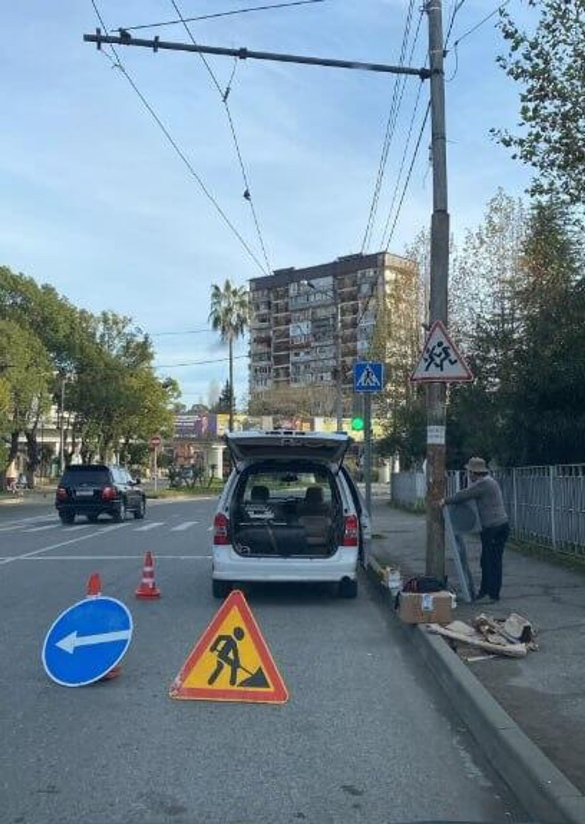 Ашьаҟауаа амҩа аихҵәаразы азин рызҭо адырга змоу асветофор раԥхьаӡакәны Аҟәа иқәдыргылоит - Sputnik Аҧсны, 1920, 22.12.2025