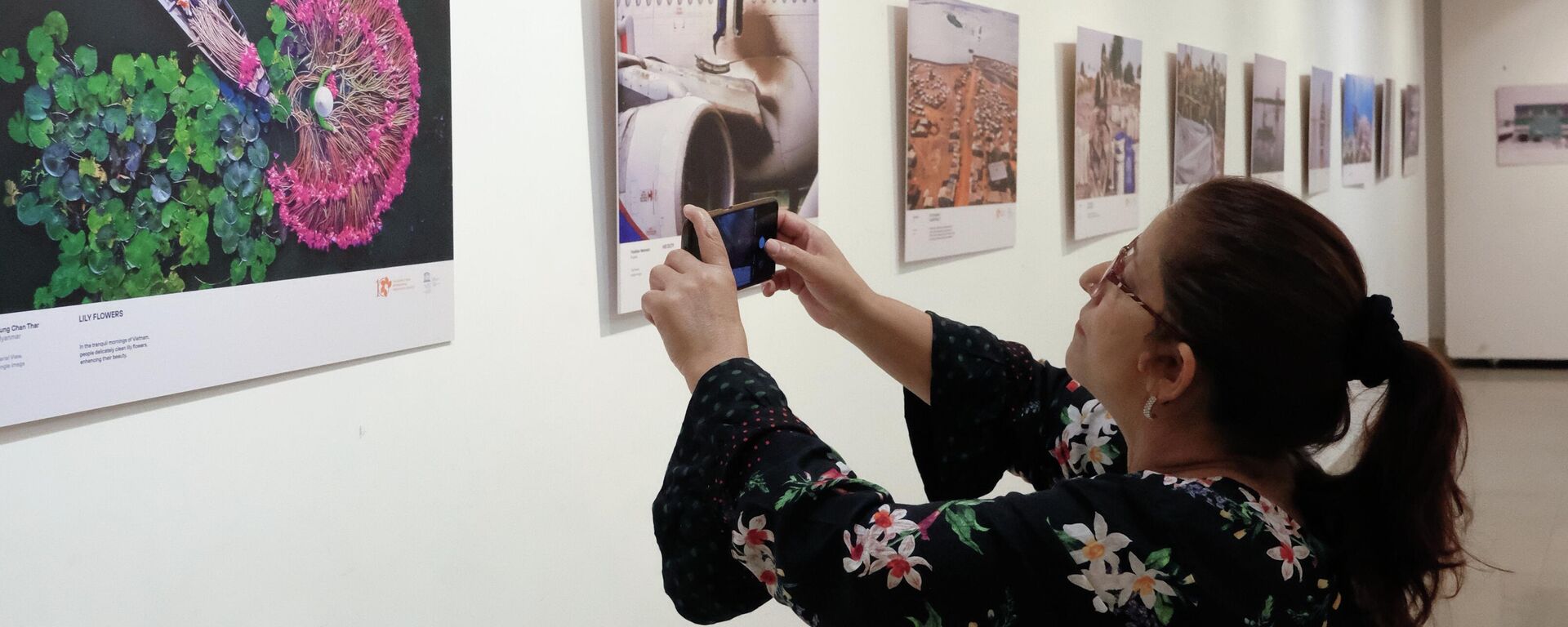 Посетительница на открытии выставки Международного конкурса фотожурналистики имени Андрея Стенина в Нью-Дели.  - Sputnik Аҧсны, 1920, 22.12.2025