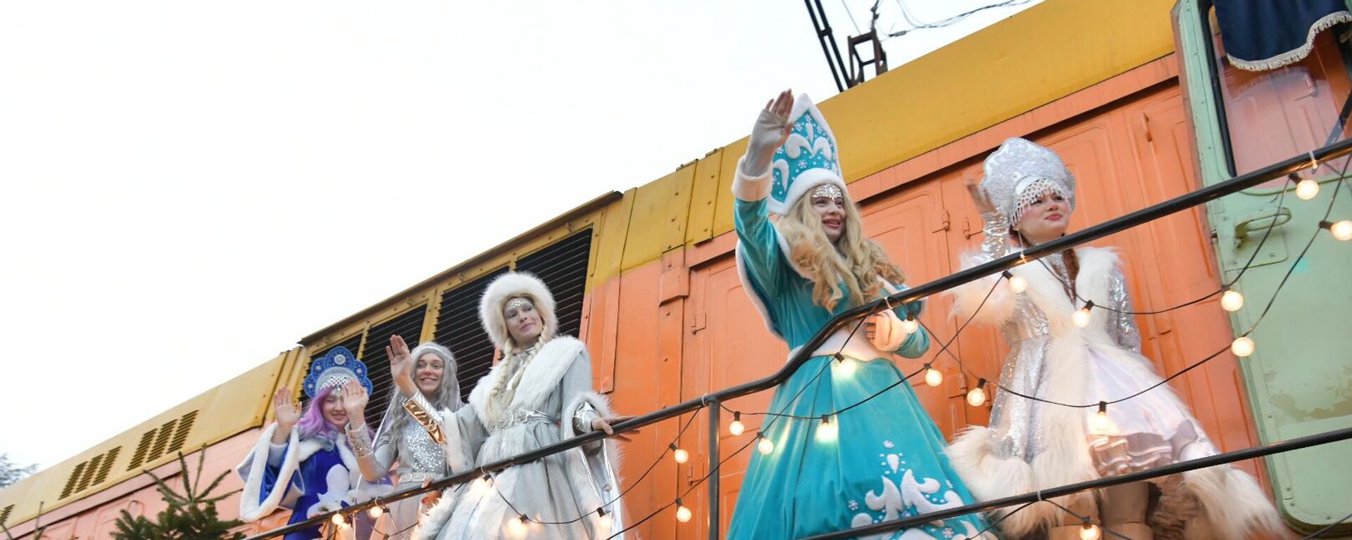 Новогодний поезд с Дедом Морозом прибыл в Гудауту - Sputnik Аҧсны, 1920, 23.12.2025