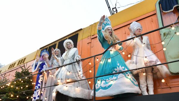 Новогодний поезд с Дедом Морозом прибыл в Гудауту - Sputnik Абхазия