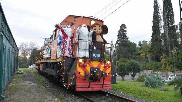 Новогодний поезд с Дедом Морозом и Снегурочкой  на Гуме. - Sputnik Аҧсны