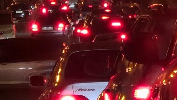 Пробки образовались в центре Сухума из-за открытия елки на площади Свободы, сообщили в ГАИ - Sputnik Абхазия