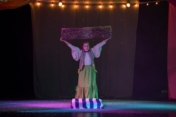 Персонажи спектакля пестрят эмоциями и весельем так же, как их яркие костюмы - Sputnik Абхазия