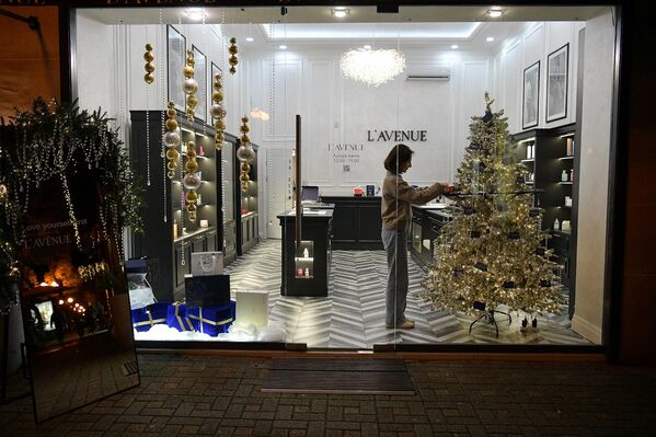 Витрины магазинов, кафе и рестораны стали декорировать по-праздничному. - Sputnik Абхазия