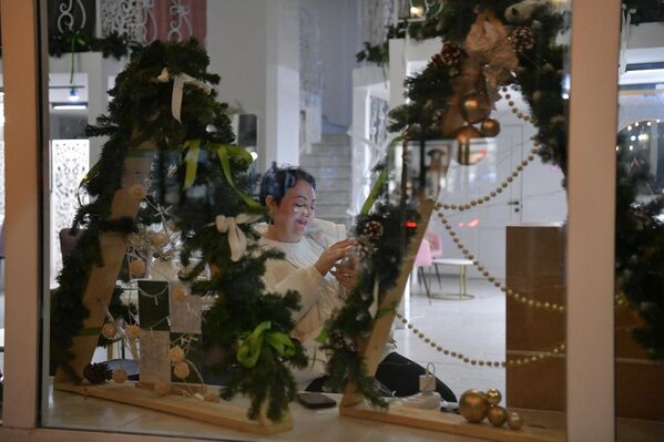 На новый год кто-то увлекается созданием необычных "елок". - Sputnik Абхазия