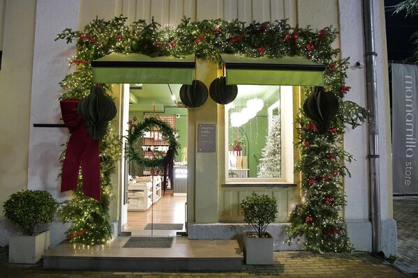 На фасадах зданий появились гирлянды, банты, игрушки, ветки ели. - Sputnik Абхазия