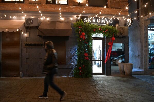 Венки на дверях, арки из еловых ветвей, “сани”, фигуры Деда Мороза, имитация подарков – все привлекает внимание жителей и гостей столицы. - Sputnik Абхазия