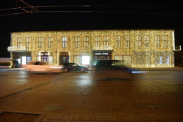 А на одной из главных улиц Сухум осветили целое здание тысячами ярких огоньков. - Sputnik Абхазия