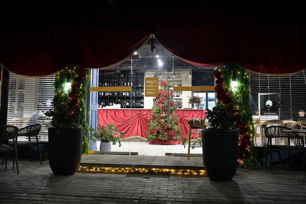 Общепиты вовлекают жителей и гостей столицы яркими новогодними композициями. - Sputnik Абхазия