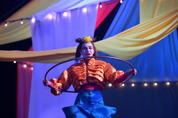 Атеатр актиорцәа ирылшо зегь ҟарҵоит ахәыҷқәа алакә ԥсҭазаара иагәыладырхарц азы. - Sputnik Аҧсны