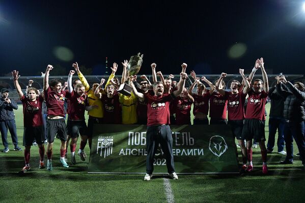 "Гагра" стала чемпионом Абхазии по футболу национального первенства. Золотые медали гагрцам достались за победу над кутолской "Бзаной". - Sputnik Абхазия