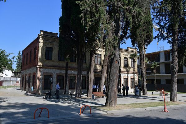 Национальная картинная галерея официально открылась после капитального ремонта 11 июля. Красную ленту перерезали президент Абхазии Бадра Гунба и Первый замруководителя Администрации Президента России Сергей Кириенко. - Sputnik Абхазия