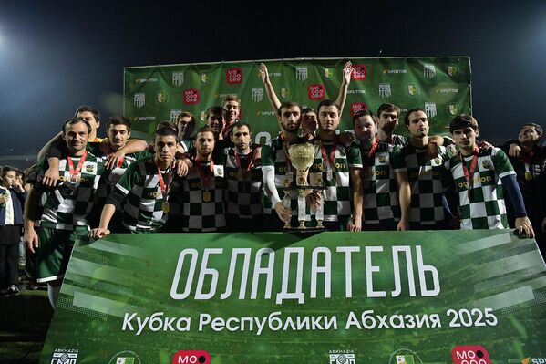 Сухумский "Нарт" стал обладателем кубка Абхазии по футболу, обыграв "Бзану" со счетом 3:0. - Sputnik Абхазия