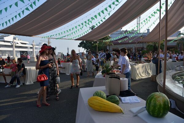 Большой трехдневный сухумский гастрофестиваль прошел на площади Сергея Багапш в августе. На нем представили традиционные абхазские блюда, организовали десять гастрономических зон от шеф-поваров и рестораторов Абхазии. - Sputnik Абхазия