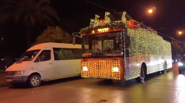 Новогодний троллейбус в Сухуме - Sputnik Абхазия