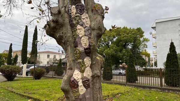 Барьельефный эркер Дерево скорби появился в центральном парке Гудауты - Sputnik Абхазия