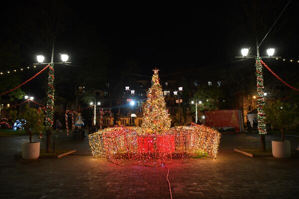 В парках, скверах, улицах и площадях уже установили яркую иллюминацию, напоминая о приближающемся празднике.  - Sputnik Абхазия