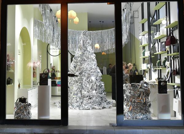 Нашлось место в столице даже для "металлической" елки. - Sputnik Абхазия