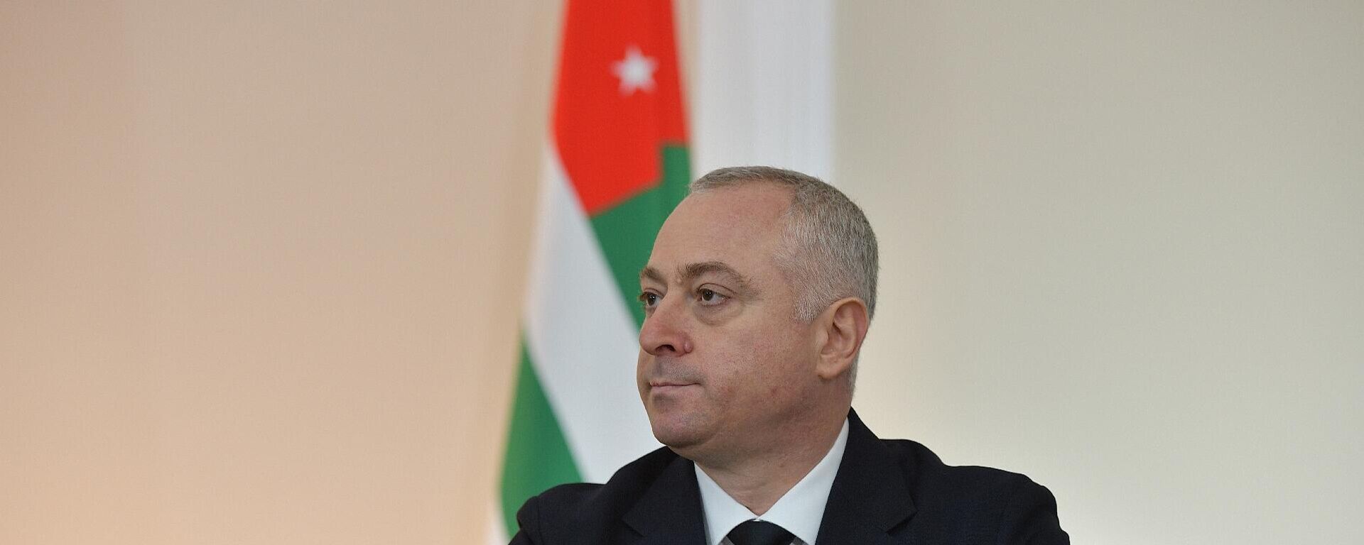 Бадра Гунба выступает с посланием к Народному Собранию республики - Sputnik Абхазия, 1920, 19.03.2026