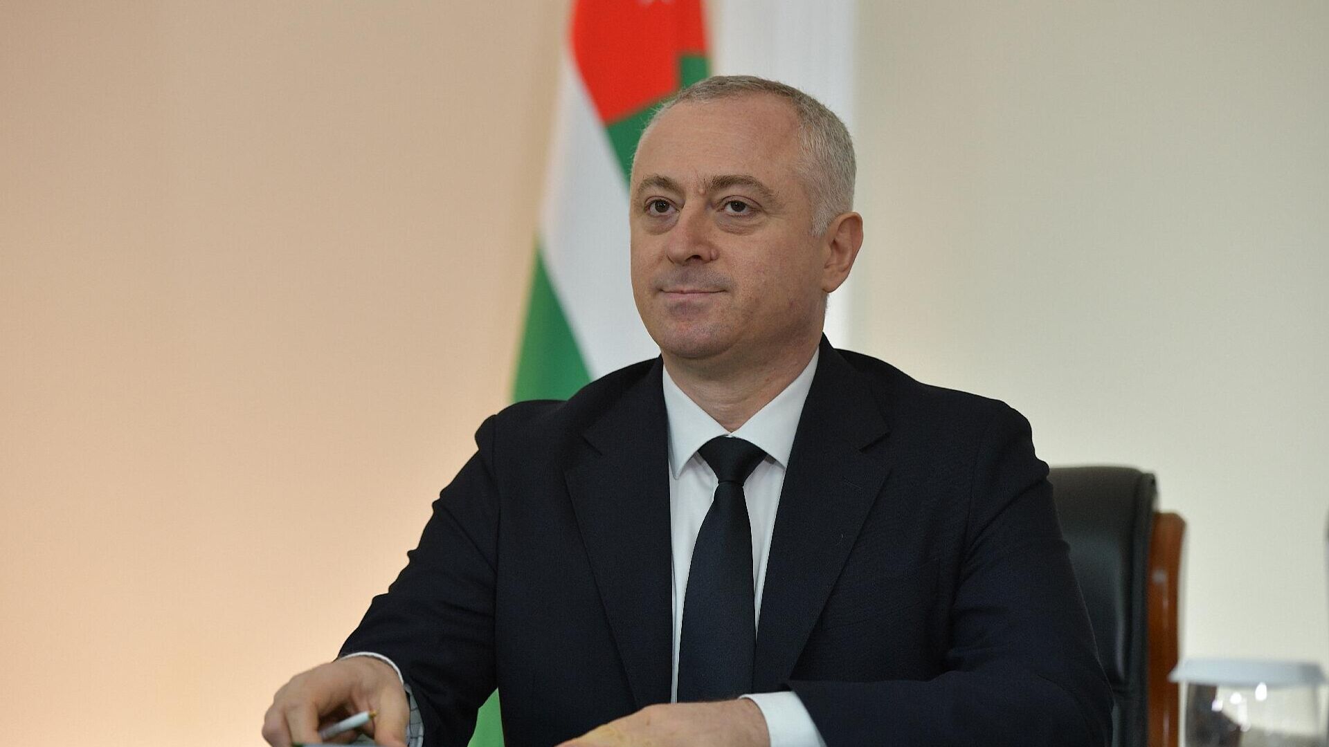 Бадра Гунба выступает с посланием к Народному Собранию республики Бадра Гунба выступает с посланием к Народному Собранию республики - Sputnik Абхазия, 1920, 06.02.2026