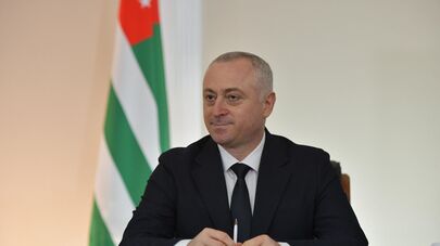 Бадра Гунба выступает с посланием к Народному Собранию республики