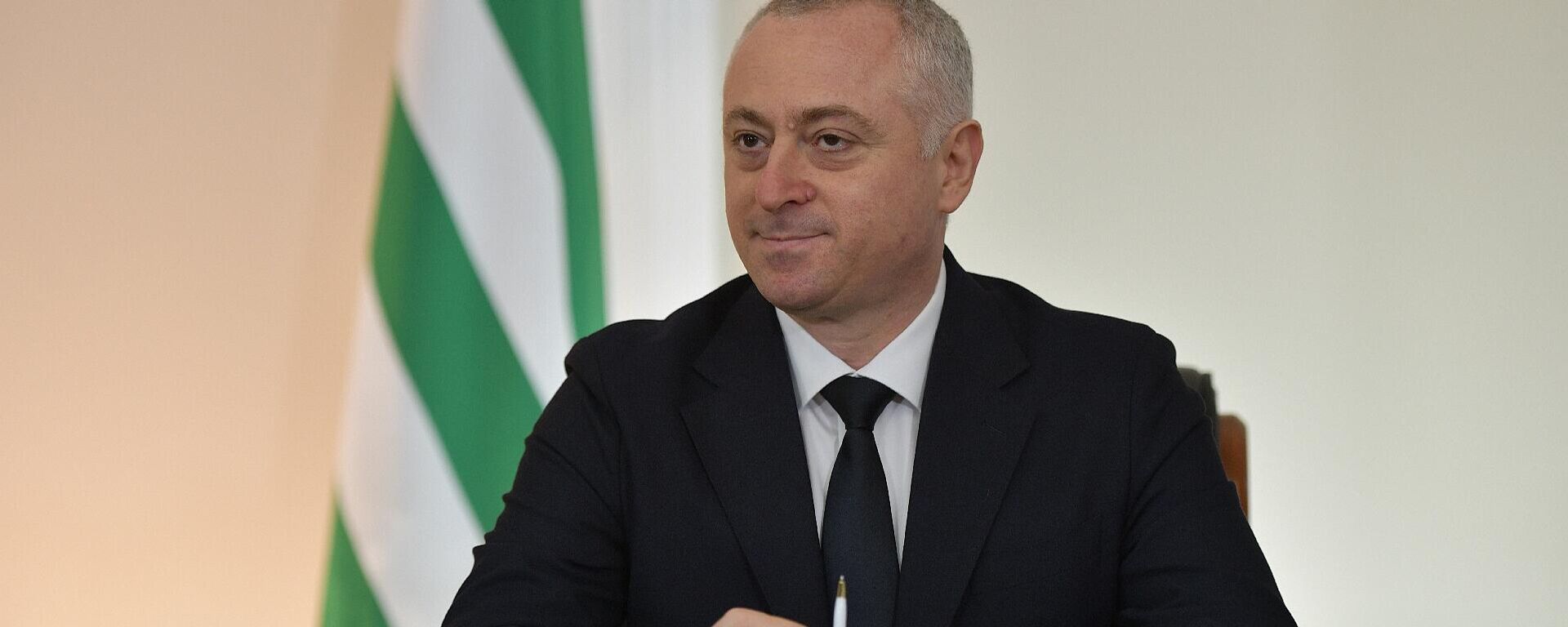 Бадра Гунба выступает с посланием к Народному Собранию республики - Sputnik Абхазия, 1920, 27.02.2026