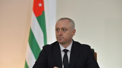 Бадра Гунба выступает с посланием к Народному Собранию республики