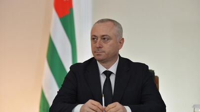 Бадра Гунба выступает с посланием к Народному Собранию республики