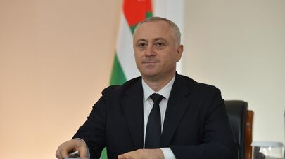 Бадра Гунба выступает с посланием к Народному Собранию республики