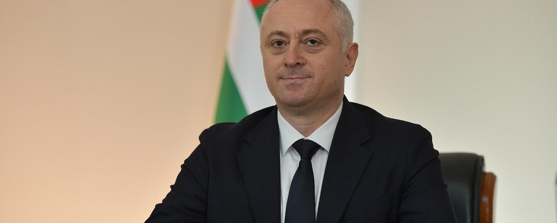 Бадра Гунба выступает с посланием к Народному Собранию республики - Sputnik Абхазия, 1920, 31.01.2026