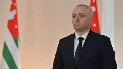 Бадра Гунба выступает с посланием к Народному Собранию республики