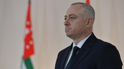 Бадра Гунба выступает с посланием к Народному Собранию республики