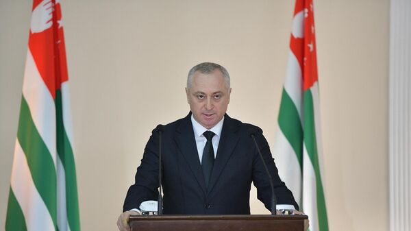 Бадра Гунба выступает с посланием к Народному Собранию республики - Sputnik Абхазия