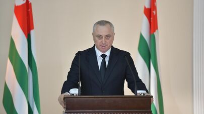 Бадра Гунба выступает с посланием к Народному Собранию республики