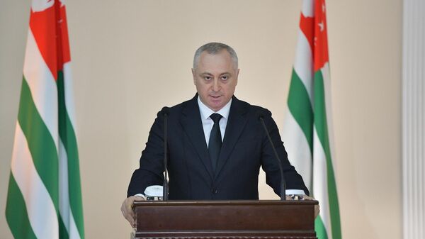 Бадра Гунба выступает с посланием к Народному Собранию республики - Sputnik Абхазия