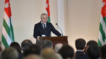 Бадра Гунба выступает с посланием к Народному Собранию республики