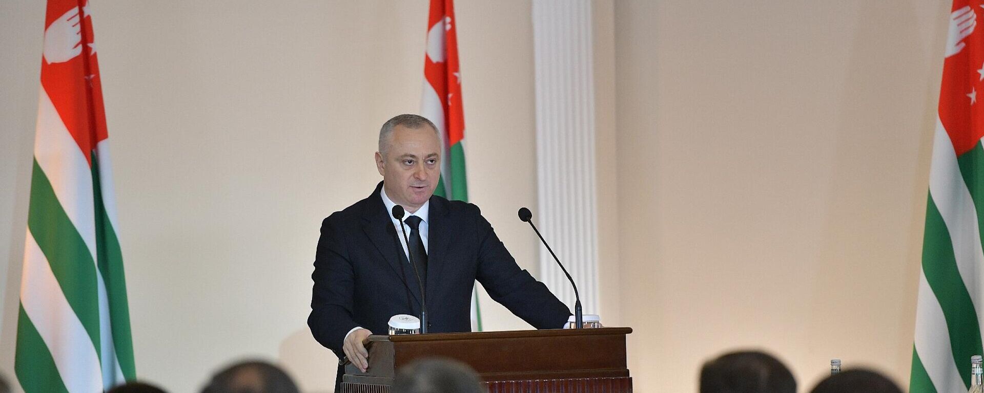 Бадра Гунба выступает с посланием к Народному Собранию республики - Sputnik Абхазия, 1920, 04.03.2026